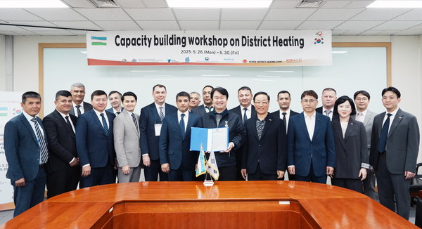 한국지역난방공사 정용기 사장(오른쪽 다섯번째)이 우즈벡 정부로부터 감사장을 전달받고 있다. 출처=한난