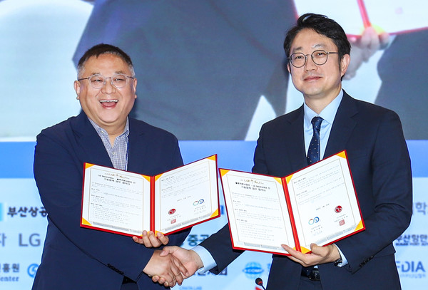 LG전자가 26일 부산광역시 벡스코에서 서울대학교 블루카본사업단과 ‘블루카본 산업 활성화를 위한 기술 교류’ 업무 협약을 체결했다. 사진은 서울대학교 블루카본사업단 김종성 단장(왼쪽)과 LG전자 김영석 HS기능성소재사업실장(오른쪽)이 기념 사진을 촬영 중인 모습. 사진=LG전자