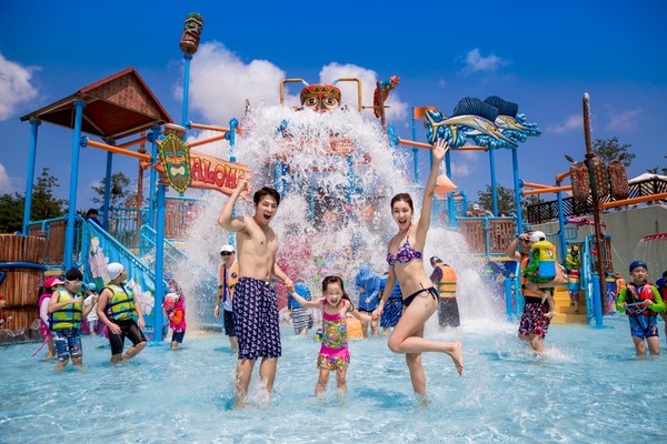 설악 워터피아에서 물놀이를 즐기는 가족 (사진 제공 = 한화 리조트)