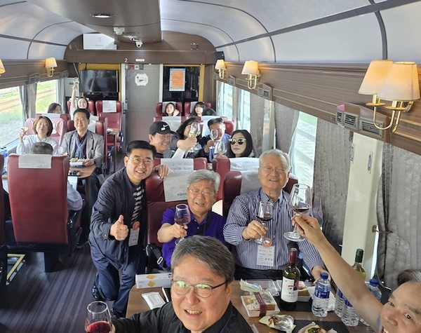 윤영달 크라운해태 회장(우측 두번째 줄)이 영동국악와인열차에서 국악계 리더들과 팸투어를 진행하고 있다. 사진=크라운해태