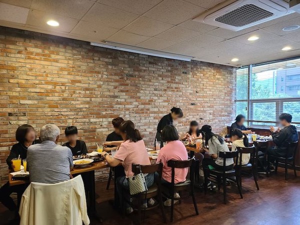 아웃백 스테이크하우스 창원중앙점에서 영케어러 가정 3곳이 식사를 하고 있다. 사진=다이닝브랜즈그룹