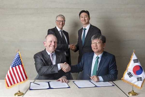 HD현대-테라파워 업무협약 체결식. 빌 게이츠(두 번째 줄 왼쪽)과 정기선 수석부회장(두 번째 줄 오른쪽)이 악수 중이다. 사진=HD현대