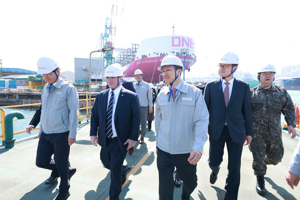 존 필린 신임 미 해군성 장관(왼쪽 두 번째)이 지난달 30일 HD현대중공업 울산 본사를 방문해 HD현대 정기선 수석부회장(왼쪽 세 번째)과 함께 현장을 둘러봤다. 사진=연합뉴스