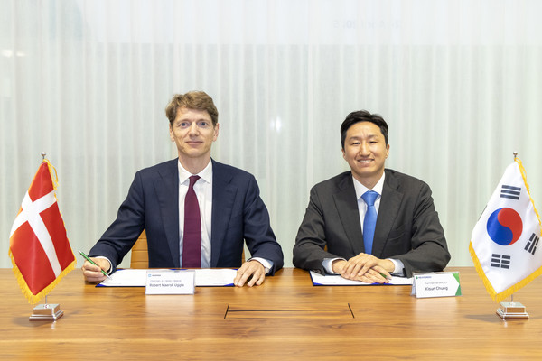 정기선 수석부회장과 로버트 머스크 우글라 머스크 의장이 ‘탈탄소 해운 기술 발전 및 글로벌 통합 물류 서비스 분야의 포괄적 협력 관계 구축을 위한 양해각서(MOU)’에 서명하고 있다. 사진=HD현대