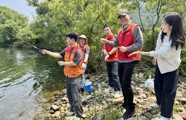 SK넥실리스 류광민 대표(오른쪽 두 번째)가 내장산 국립공원 내장호에서 구성원들과 생태계 교란종 블루길 포획 활동을 벌이고 있다. 사진=SKC