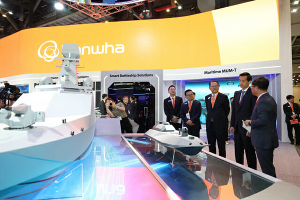 한화오션 부스를 둘러보는 김동관 한화그룹 부회장(오른쪽 두 번째). 사진=한화