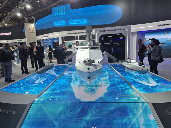 한화 통합부스에 전시된 전투용 무인잠수정(왼쪽), 전투용 무인수상정(가운데), 자폭용 무인수상정(오른쪽). 사진=박상준 이코노믹리뷰 기자