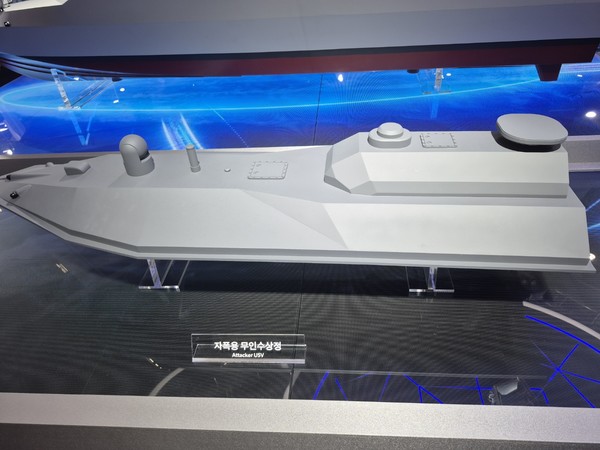 한화시스템이 공개한 자폭용 무인수상정. 사진=박상준 이코노믹리뷰 기자