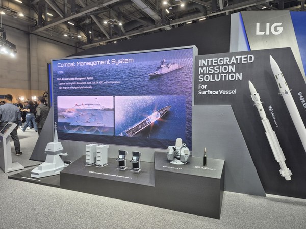 LIG넥스원이 전시한 차세대 무기체계들. 사진=박상준 이코노믹리뷰 기자