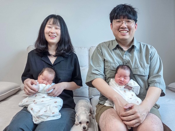 지난달 쌍둥이 출산으로 2000만원의 육아동행지원금을 받은 강남경 책임(왼쪽) 가족. 사진=한화비전