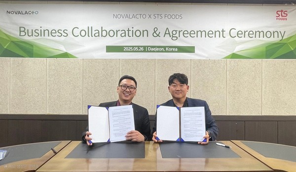 노바락토 황용진(오른쪽)대표가 지난 26일 대전 유성구 노바락토 본사 연구소에서 몽골 STSFOODS와 수출 및 기술개발에 관한 계약을 체결했다. 출처=대전창조경제혁신센터 