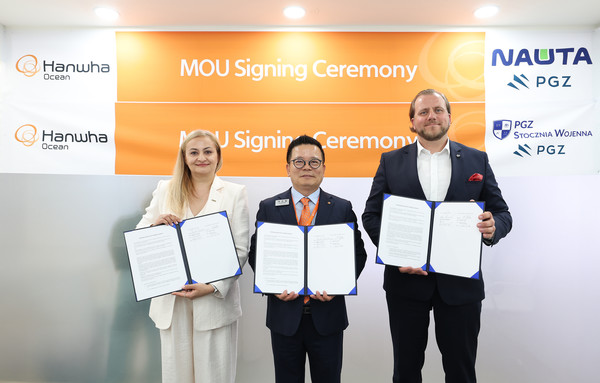 28일 마덱스 전시회 부스에서 (왼쪽부터) 나우타 조선소 모니카 코자키에비치 사장, 한화오션 특수선사업부장 어성철 사장, 그리고 PGZ SW 마르친 링벨스키 사장이 함정 건조 협력을 위한 양해각서를 체결했다. 사진=한화오션