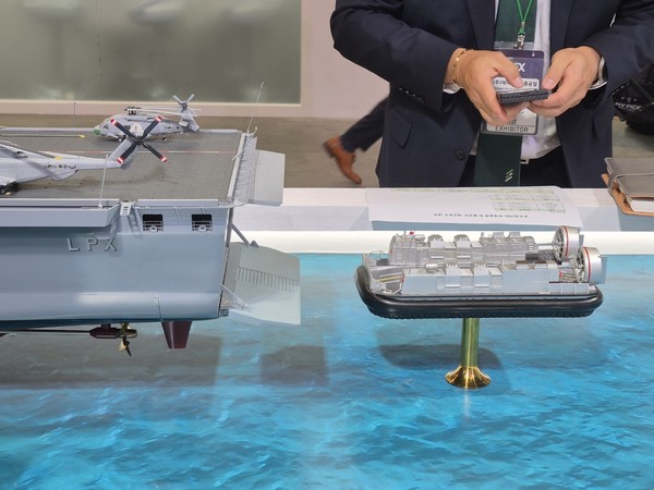 HJ중공업이 전시한 LSF2 고속상륙정이 대형 수송함 함미로 진입하고 있다. 사진=박상준 이코노믹리뷰 기자