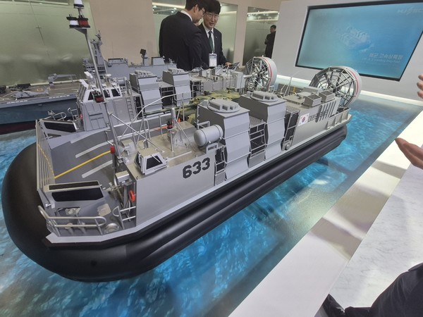 HJ중공업이 전시한 LSF2 고속상륙정. 사진=박상준 이코노믹리뷰 기자