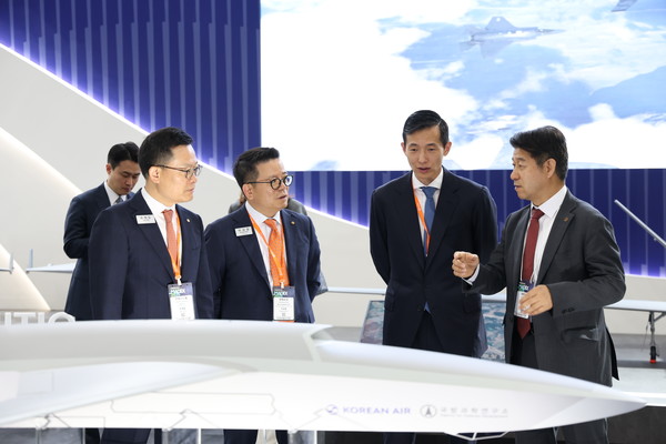 김동관 부회장이 MADEX 이튿날 한화 방산계열사 사장들과 관계자로부터 설명을 듣고 있다. 사진=한화