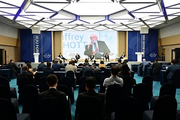 [사진: 제20회 제주포럼에서 트럼프 2기의 무역 통상 정책의 영향과 그에 대한 주요 아시아 국가의 대응전략을 논의하는 세션이 열렸다.(화면은 제프리 소트 피터슨 국제경제정책연구소 선임연구원)]