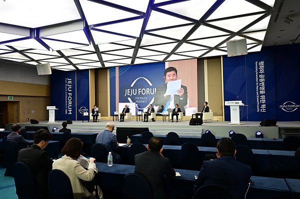 [사진: 제20회 제주포럼에서 열린 트럼프 2기 무역 통상 정책의 영향과 주요 아시아 국가의 대응전략 및 전망 세션(화면은 김진표 전 국회의장)]