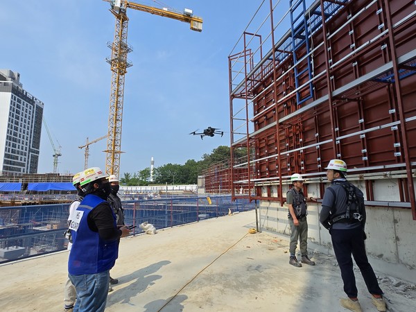 HDC현대산업개발은 안전 품질을 개선해 건설 기술 경쟁력을 강화해 나가 아이파크 품질을 높이고 있다. 사진은 익산 부송 아이파크 현장에서 드론이 업무 모니터링하고 있는 모습으로 드론은 근로자들의 안전모 착용, 안전고리 체결 여부, 위급상황 등 안전 사항을 실시간으로 점검한다. 사진=HDC현대산업개발