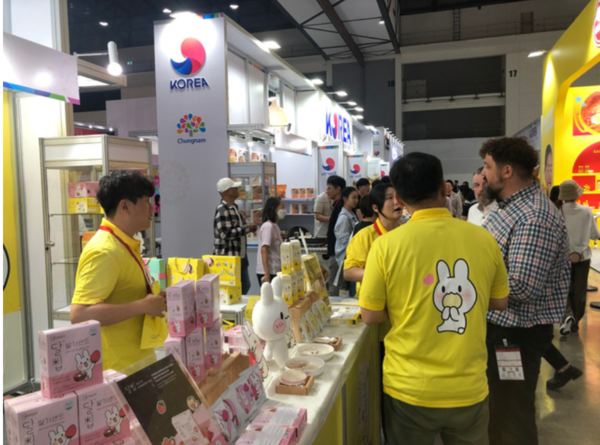 지난달 말 태국 방콕에서 열린 '2025 태국 식품박람회'에 참가한 국내기업 관계자들이 현지인들에게 상품을 설명하고 있다. 출처=충남도