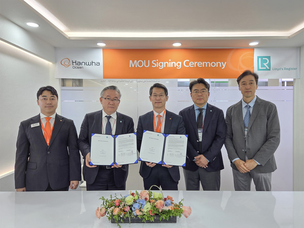 지난 30일 부산 마덱스 현장에서 한화오션 특수선해외사업단장 정승균 부사장(가운데)과 로이드 선급 극동아시아 사업총괄 홍충식 부사장(왼쪽에서 두번째) 등 양사 관계자들이 해외 함정수출을 위한 전략적 협력 MOU를 체결한 뒤 기념촬영을 하고 있다. 사진=한화오션