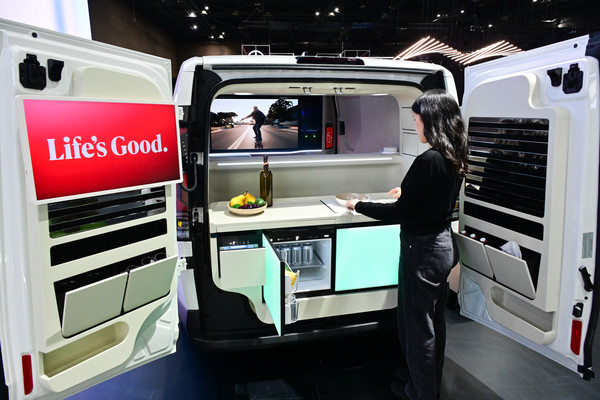 LG전자가 3일 '서울모빌리티쇼'에서 기아와 손잡고 모빌리티 공간 솔루션의 새 패러다임을 제시한다. 이번에 전시되는 모빌리티 '슈필라움'은 기아 PV5 차량에 LG전자의 다양한 가전제품과 이를 음성으로 제어하는 AI 허브 'LG 씽큐 온'을 접목해 다양한 라이프스타일에 최적화한 모빌리티 경험을 제공한다. '슈필라움 글로우캐빈'은 LG전자의 냉장고∙와인셀러∙광파오븐 등 가전과 AI 허브 'LG 씽큐 온'을 탑재해 캠핑∙피크닉을 즐기는 고객에게 안성맞춤이다. 사진=LG전자