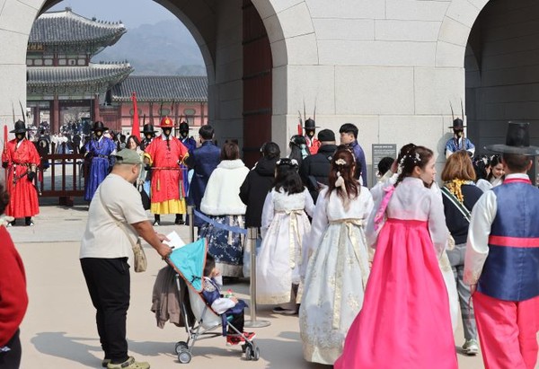지난 3월 10일 서울 경복궁을 찾은 외국인 관광객들이 한복을 입고 걷고 있다. 사진=연합뉴스