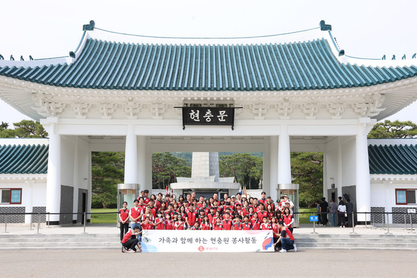 롯데건설 ‘샤롯데 봉사단’이 봉사활동 후 현충문 앞에서 기념촬영을 하고 있다. 사진=롯데건설