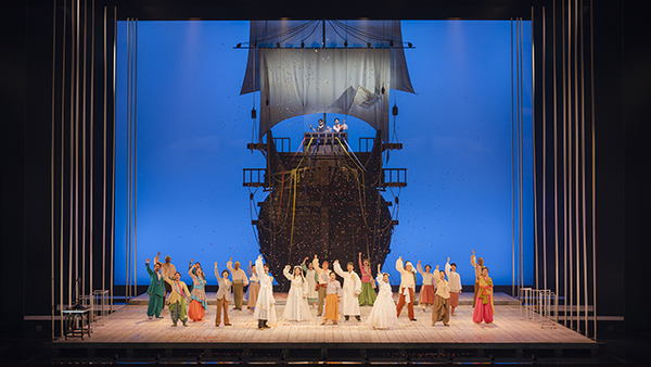 국립창극단의 창극 ＜베니스의 상인들＞은 6미터 크기의 대형 범선과 거대한 돛대로 압도적인 무대를 연출한다.