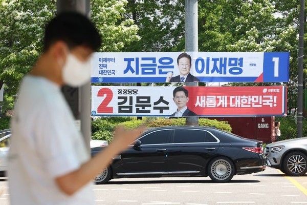 12일 서울 서초구 서울고속버스터미널 역 인근에 더불어민주당 이재명 후보와 국민의힘 김문수 후보의 현수막이 걸려 있다. 사진=연합뉴스