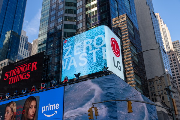 LG전자가 'LG 희망스크린' 활동의 일환으로, 미국 뉴욕 타임스스퀘어와 영국 런던 피카딜리광장 전광판에서 유엔환경계획(UNEP)이 제작한 '세계 환경의 날' 캠페인 영상을 상영한다. 사진은 미국 뉴욕 타임스스퀘어 전광판에서 영상을 상영 중인 모습. 사진=LG전자