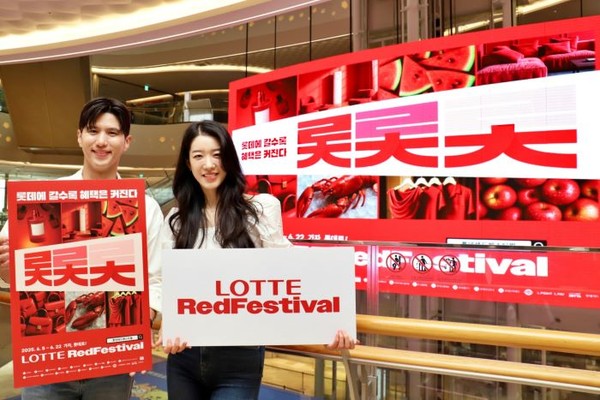 서울 송파구 신천동에 위치한 롯데월드몰 미디어 샹들리 앞에서 모델들이 롯데레드페스티벌을 홍보하고 있다. 사진=롯데쇼핑
