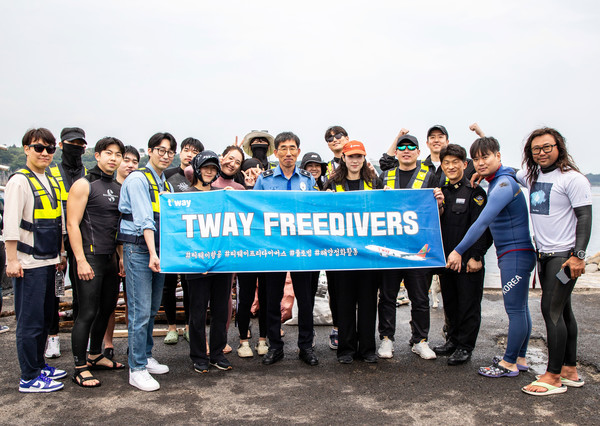 티웨이항공은 지난 5월 31일 ‘바다의 날’을 맞아 제주도 서귀포항 일대에서 해양 정화 활동을 진행했다. 사진=티웨이항공