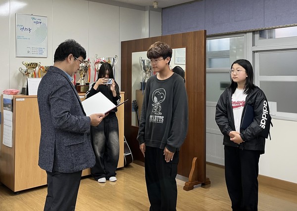 전라남도 영광군에 위치한 영광중앙초등학교에서 '요진 어린이 선행상' 수상이 진행되고 있다.