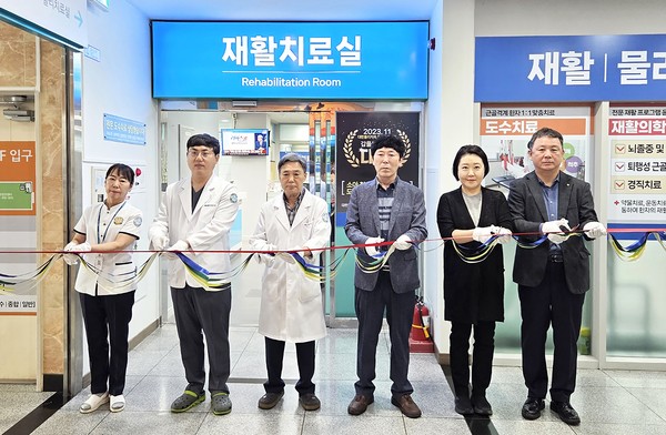 지난 2일, 갑을녹산병원 재활의학과 개설과 진료 개시로 부산 강서구 재활 중점병원으로의 도약을 선언하는 기념 행사에 참여한 주순남 간호부장(왼쪽 첫 번째), 재활의학과 김민우 과장, 장태호 병원장, 이익희 경영원장, 이주현 이사, 오인수 부원장이 테이프 커팅을 하고 있다