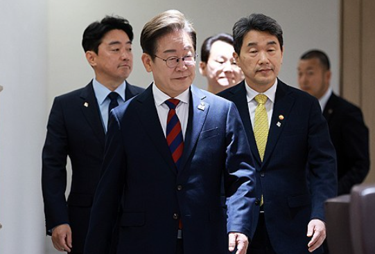 이재명 대통령이 국무회의장에 입장하고 있다. 사진=연합뉴스