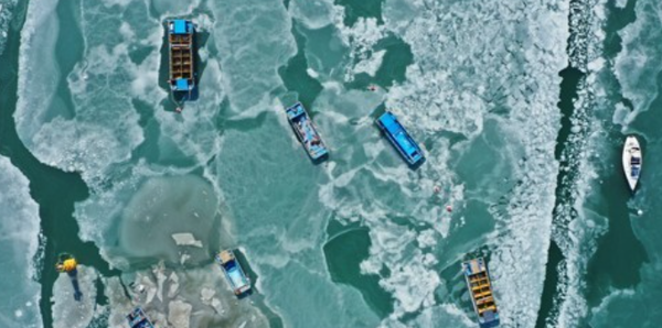 유빙에 갇힌 선박들. 사진=연합뉴스