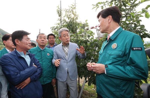 농협중앙회 강호동 회장(가운데)은 경남 밀양의 우박 피해 농가를 찾아 여름철 재해 대응 및 피해 예방 대책을 논의하고 있다.