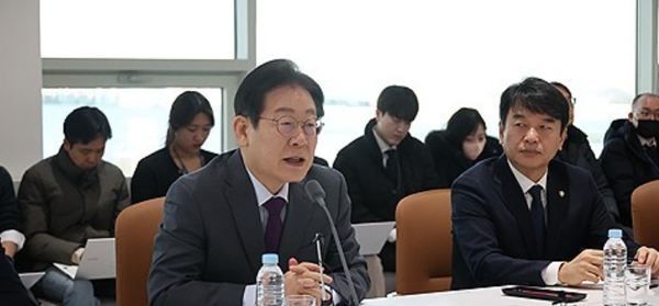 이재명 대통령이 후보 시절 자동차 노동자들과 대화하고 있다. 사진=연합뉴스