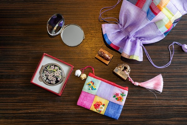 한화호텔앤드리조트 더 플라자가 외국인 관광객을 위한 ‘웰컴 서울(Welcome Seoul)’ 패키지를 선보인다. 이용 가능 기간은 오는 12월 31일까지이며, 가격은 32만5000원(세금 및 봉사료 별도)이다. 더 플라자 웹 회원은 2만원 할인 혜택도 받을 수 있다.