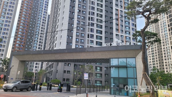 9일 대구 달서구 본리동에 지난해 6월 준공된 단지가 위치해 있다. 본리동 일대의 공인중개사에 따르면 준공한지 수개월이 지나도 미분양이 해결되지 않자 분양가보다 싸게 파는 마이너스 프리미엄(마피) 매물이 올해 여러 개 나왔다. 정부 자료를 보면 4월 기준으로 전국의 준공 후 미분양 단지가 11년 8개월 만에 최대치를 기록한 가운데, 전체의 80%는 주택 공급 과잉 지역으로 꼽히는 대구 등 지방에 몰렸다. 사진=이혜진 기자