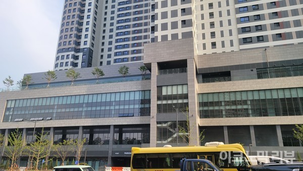 9일 대구 달서구 본동에 대형 건설사가 지은 미분양 단지의 상가가 텅 비었다. 본동 일대의 공인중개사에 따르면 이 단지는 2021년부터 분양됐지만 작년 말 기준 주택 분양률이 14%에 그쳤다. 건설사는 지난 4월부터 미분양된 집들을 15% ‘할인 세일’해 사업비 회수에 집중하고 있다. 사진=이혜진 기자