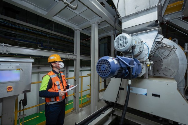 포스코퓨처엠이 10일 연산 4만 5천톤 규모의 광양 전구체 공장을 준공했다. 광양 전구체 공장에서 직원이 제조 공정을 확인하고 있다. 사진=포스코퓨처엠