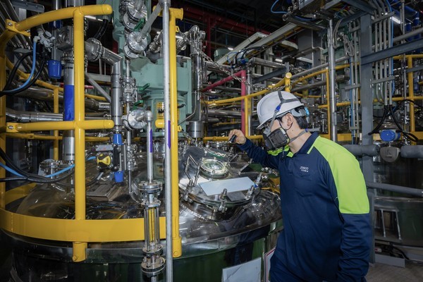 포스코퓨처엠이 10일 연산 4만 5천톤 규모의 광양 전구체 공장을 준공했다. 광양 전구체 공장에서 직원이 제조 공정을 확인하고 있다. 사진=포스코퓨처엠