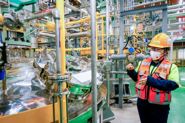 포스코퓨처엠 노수진 광양 전구체 공장장이 생산설비를 소개하고 있다. 사진=포스코퓨처엠