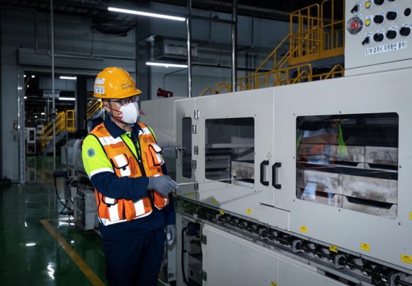 포스코퓨처엠이 10일 연산 4만 5천톤 규모의 광양 전구체 공장을 준공했다. 광양 전구체 공장에서 직원들이 제조 공정을 확인하고 있다. 사진=포스코퓨처엠