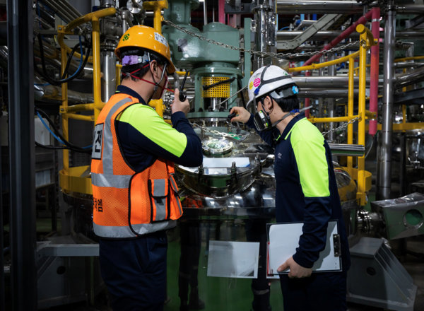 포스코퓨처엠 고재민 광양 양극재 공장장이 제조 공정에 대해 설명하고 있다. 사진=포스코퓨처엠