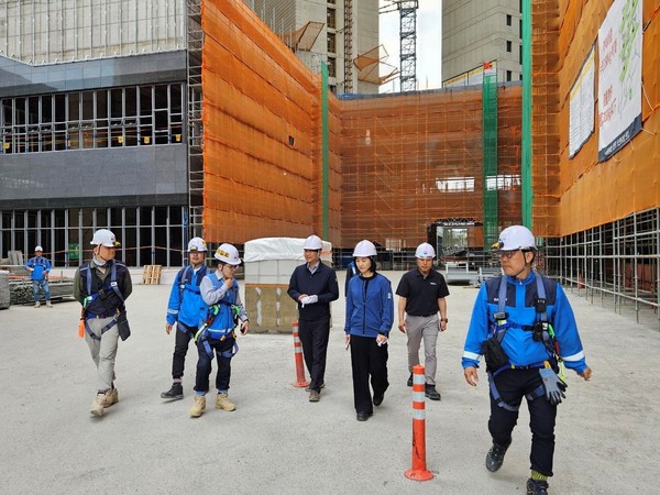 e편한세상 삼천포 오션프라임 현장에서 이길포 DL이앤씨 CSO(앞줄 왼쪽 세번째)와 정원희 고용노동부 진주지청장(우측 세번째)이 현장을 점검 중이다. 사진=DL이앤씨