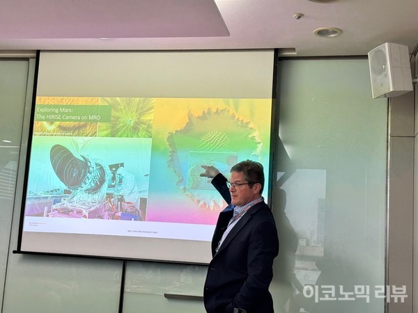 9일 서울 용산구 BAE시스템스 본사에서 데니스 닉스 디렉터가 발표 중이다. 사진=양정민 이코노믹리뷰 기자