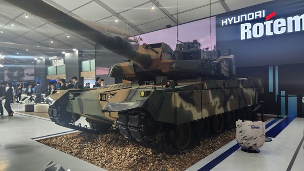 KADEX 2024에 전시된 현대로템의 K2 전차 성능개량형. 사진=박상준 이코노믹리뷰 기자
