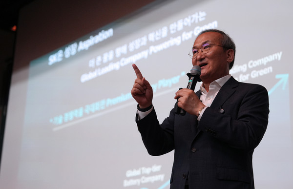 이석희 SK온 대표이사가 지난 10일 대전 유성구 카이스트 내 KI빌딩 퓨전홀에서 특강을 진행하고 있다. 사진=SK온